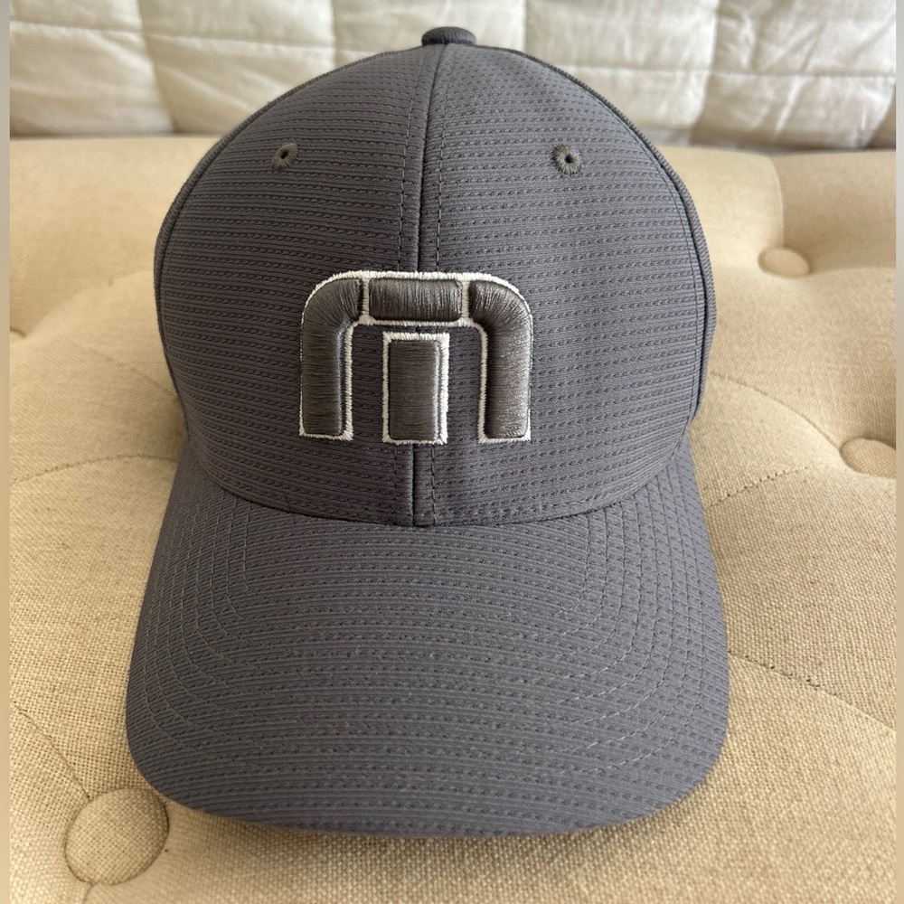 Travis Mathew Flex Fitted S-M Golf Hat Cap Polyester Casual Logo Men Women Gray